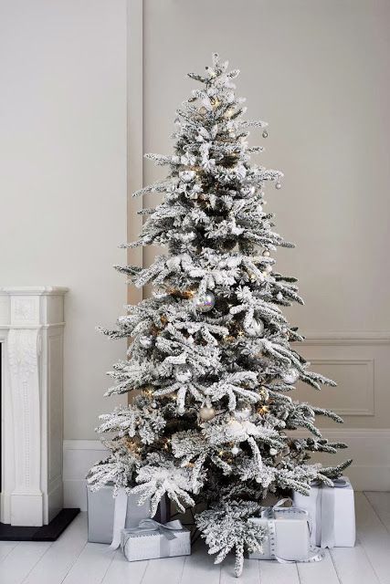 a glam winter wonderland Christmas tree with white garlands, silver and white ornaments, lights is a very chic and stylish idea